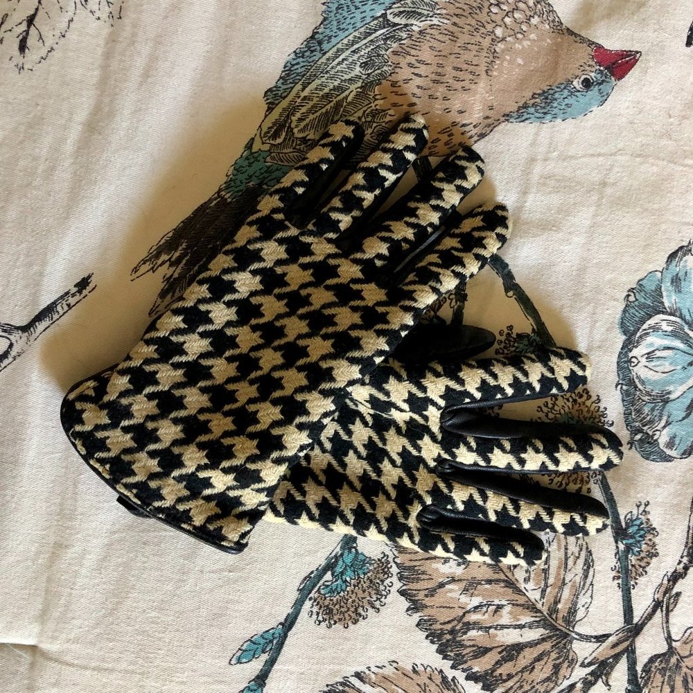 Black and white genuine leather gloves